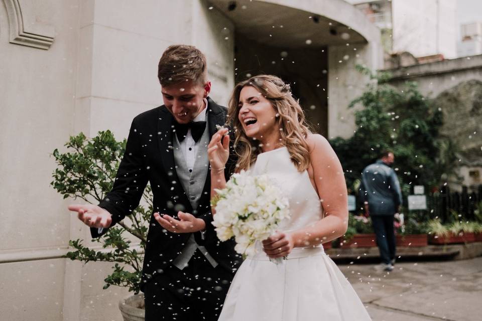 salida novios casamiento iglesia