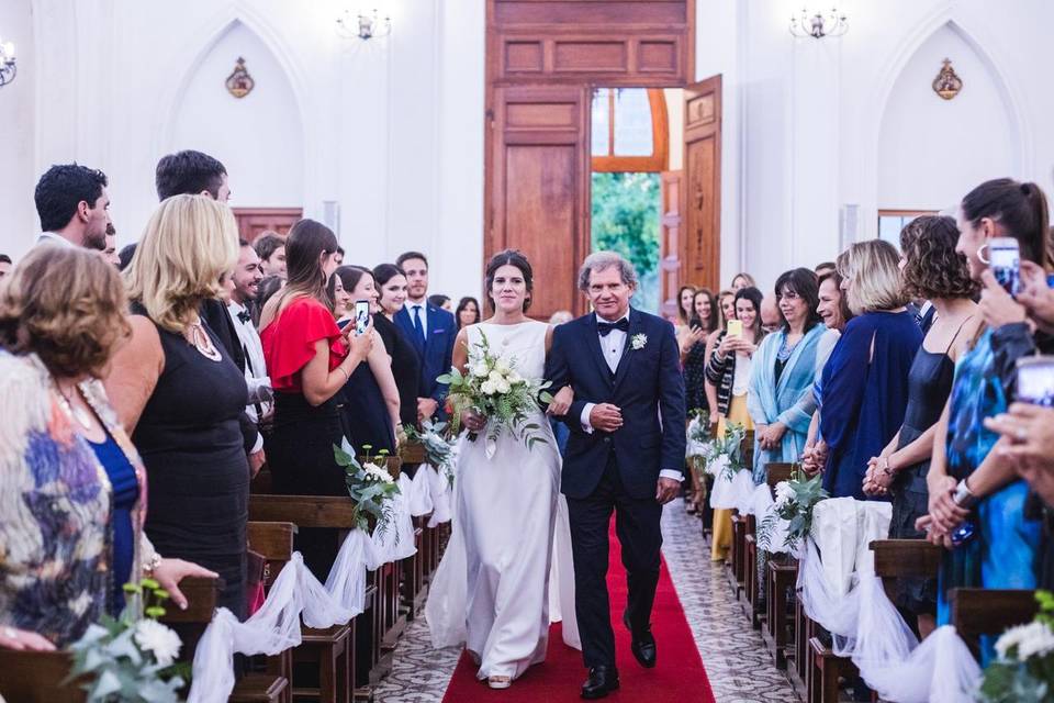 novia entra a la ceremonia de casamiento con el padre