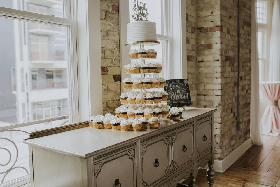 mesa dulce casamiento torta y cupcakes