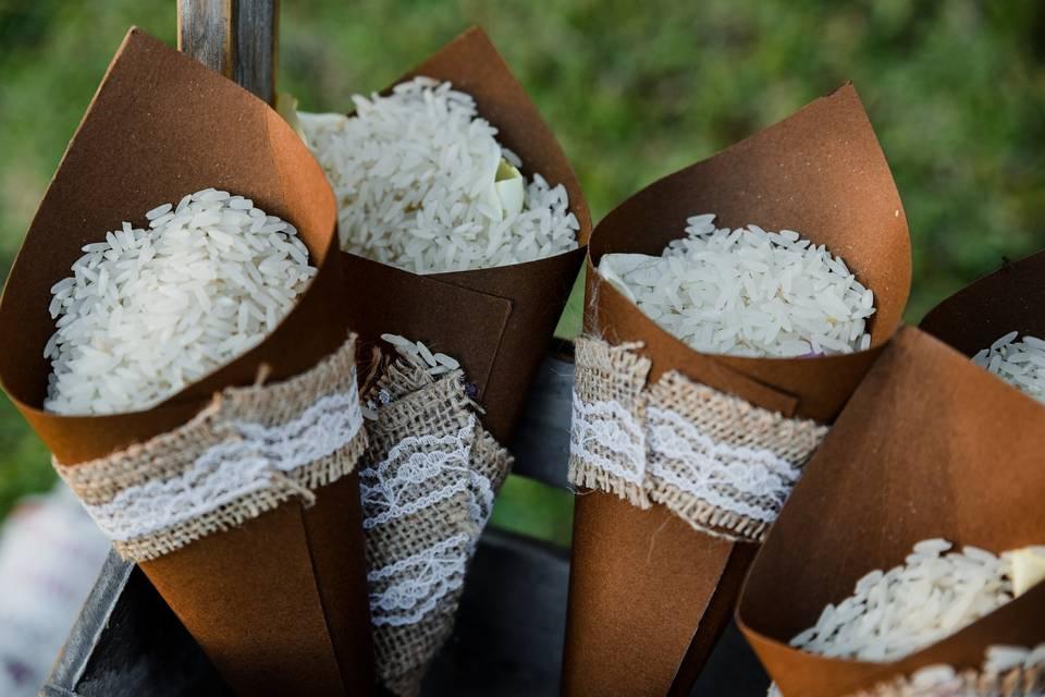 Conos de arroz, confeti, pétalos ❤ Cucuruchos para bodas Pink Palace