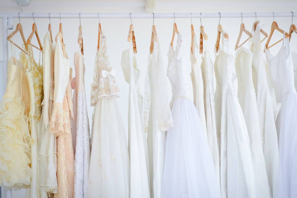 vestidos de novia usados colgados en perchero
