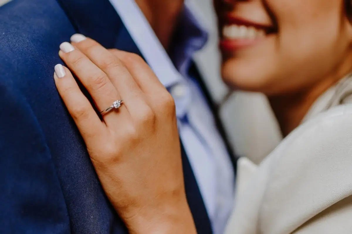 8 tipos de anillos de compromiso y su significado en el matrimonio