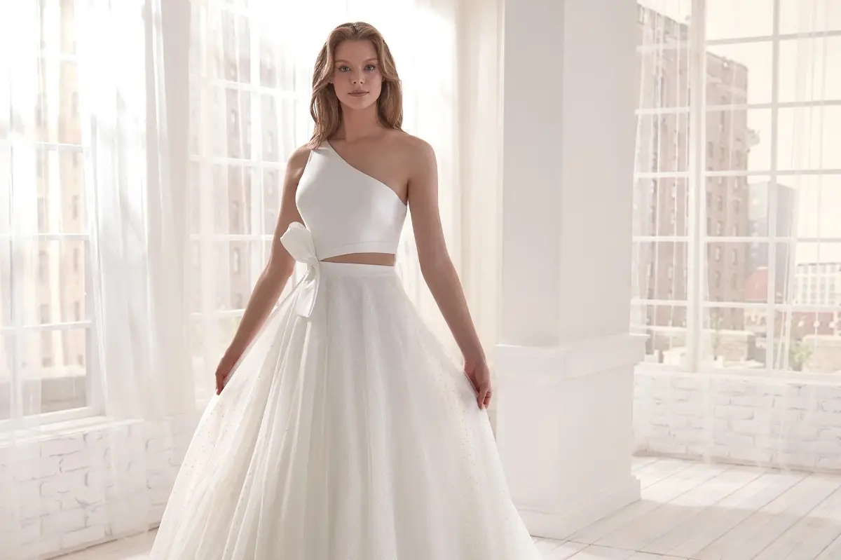 Vestidos de novia con escote asimétrico: 35 modelos para todos los estilos