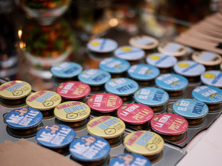 Pins para los invitados: 7 ideas para personalizarlos