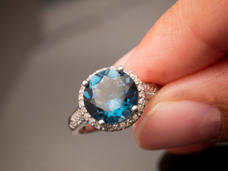 Anillos de compromiso: 15 ideas con piedras preciosas azules