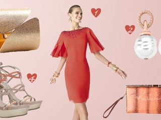 Look de invitada en oro y coral