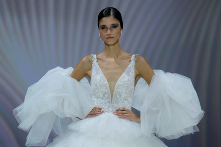 Estas son las tendencias en escotes de vestidos de novia que nos sorprenderán en 2023