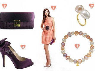 Look de invitada en malva y coral