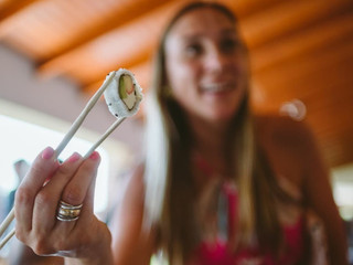 6 consejos para incluir una barra de sushi en su casamiento