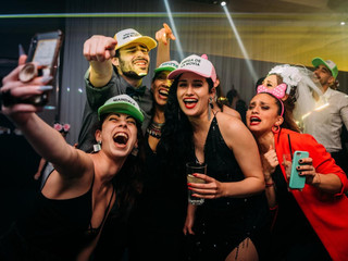 Gorras con frases para el cotillón: ¡las ideas más originales!