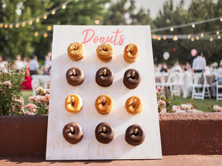 Tabla de donuts DIY: armen un rincón dulce para su casamiento