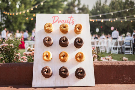 Tabla de donuts DIY: armen un rincón dulce para su casamiento