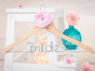 Paso a paso: personalicen las perchas de su casamiento