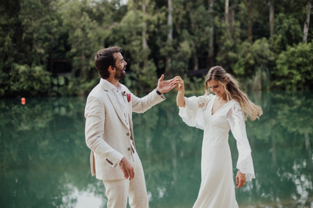 Traje de novio blanco: claves de estilo para lucir uno en tu casamiento