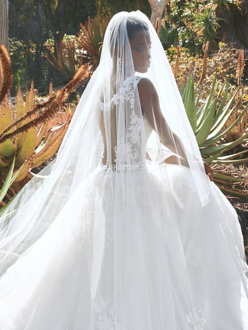 V-LA07, Pronovias