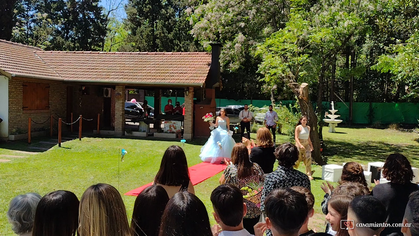 Entrada de novia en alfombra roja