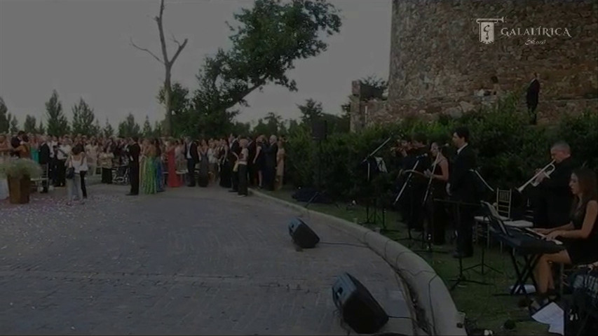 Pompa y circunstancias para la salida de los novios