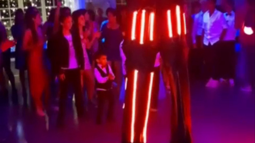 Robots animando y compartiendo su fiesta