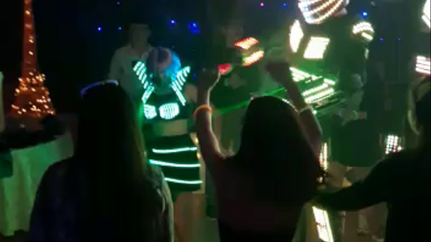 Baile 2 robot + chica led