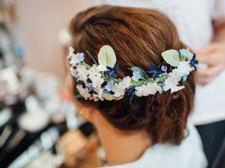¿Qué accesorios combinan con tu color de cabello? ¡Elevá tu peinado de novia con estos consejos!