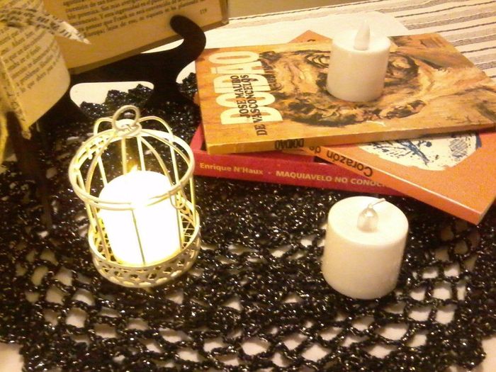 Centros de mesas con libros, velas led y flores de origami 9