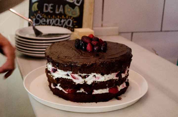 Naked cake de  chocolate, crema y frutos rojos