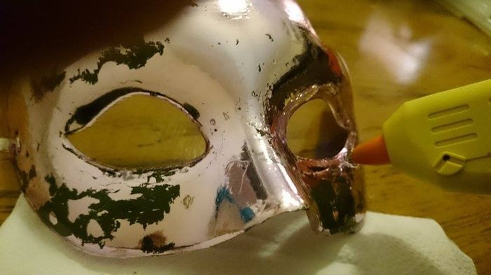 Paso 1: Pasar un algodoncito o pedacito de servilleta untado con aceite por la máscara para que sea