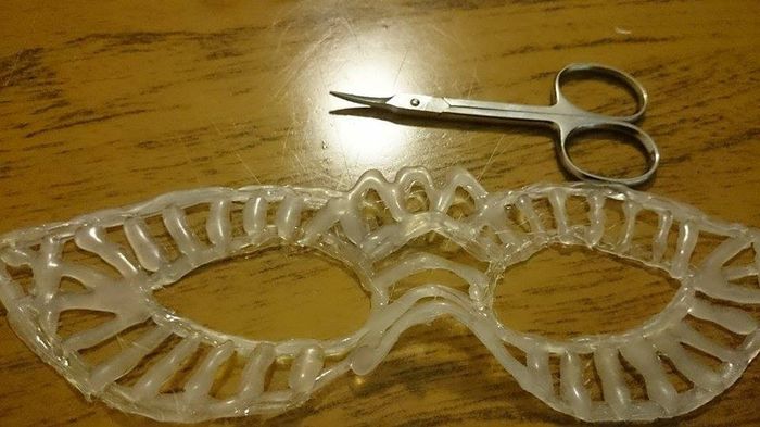 Paso 3: Una vez despegado, van a quedar hilitos de silicona e imperfecciones en la máscara. Aca es d