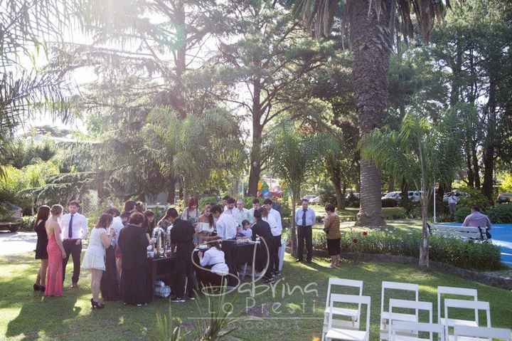 los invitados y la mesa dulce en el parque