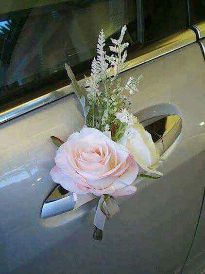 Ramos de flores artificiales y decoración del auto de novios - 3