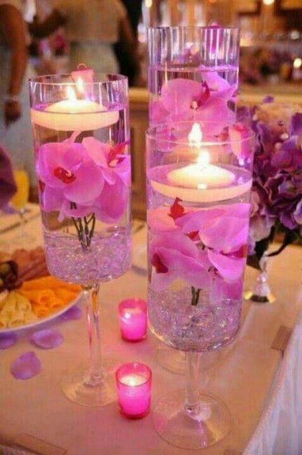 Centros de mesa con vidrio, flores y velas. 2