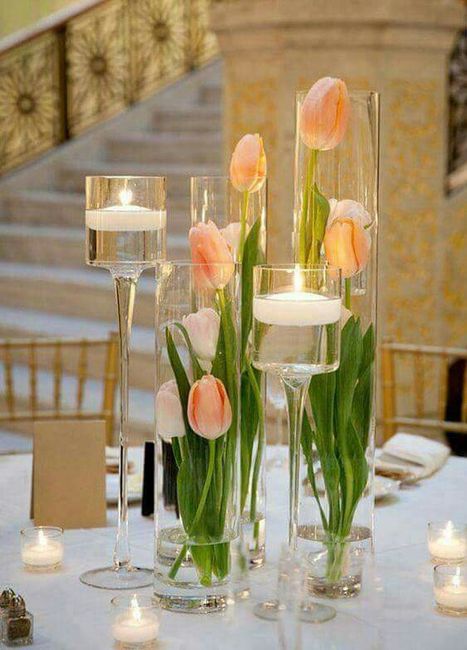 Centros de mesa con vidrio, flores y velas. 3