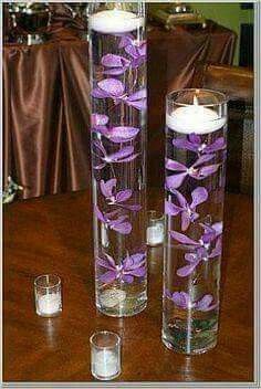 Centros de mesa con vidrio, flores y velas. 4