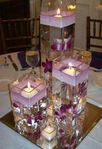 Centros de mesa con vidrio, flores y velas. 5