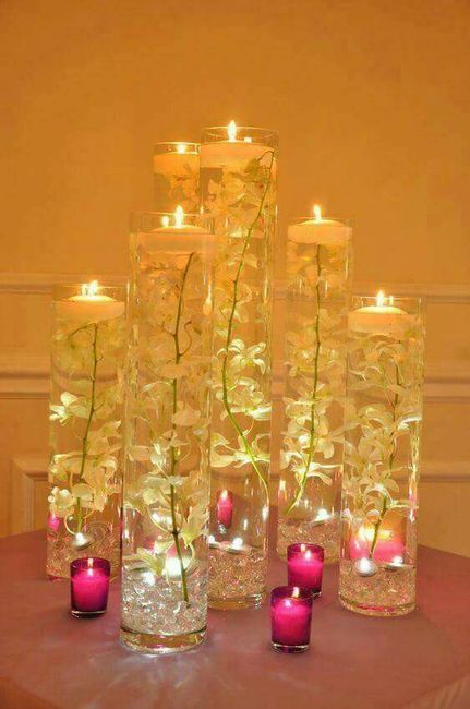Centros de mesa con vidrio, flores y velas. 6