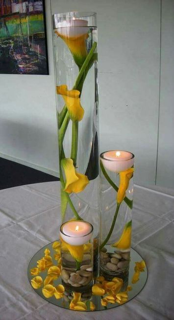 Centros de mesa con vidrio, flores y velas. 7