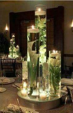 Centros de mesa con vidrio, flores y velas. 9