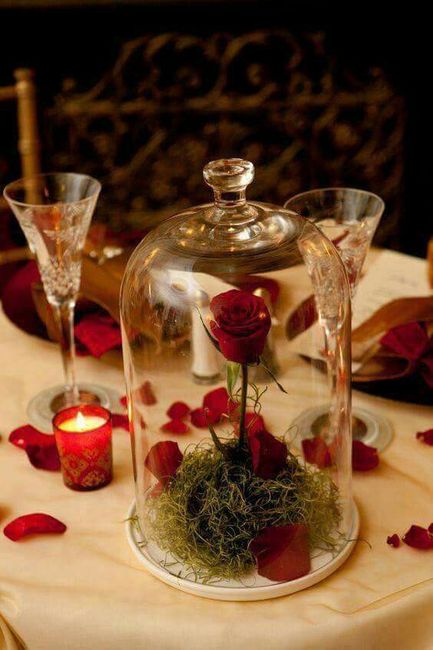 Centros de mesa con vidrio, flores y velas. 11