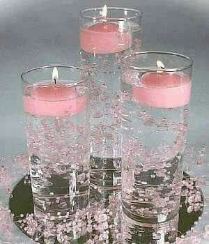 Centros de mesa con vidrio, flores y velas. 12