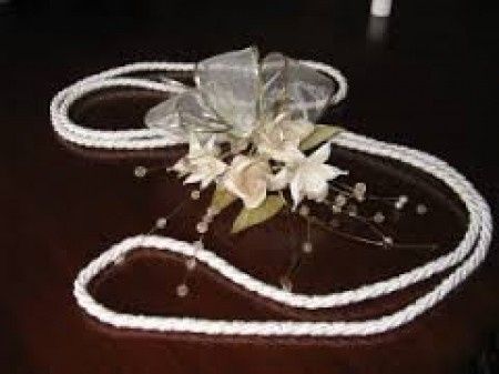 Anillos, lazo y arras: elementos para la ceremonia de tu boda - 7