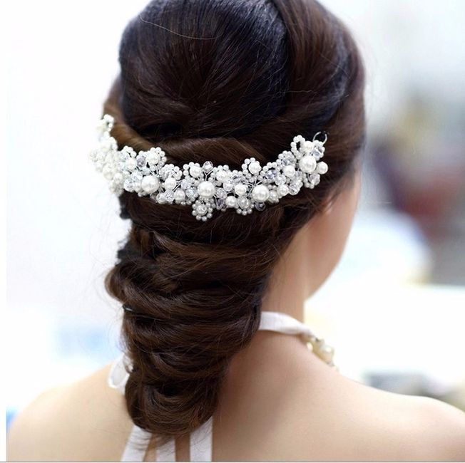 2. Tiara trasera para moño bajo