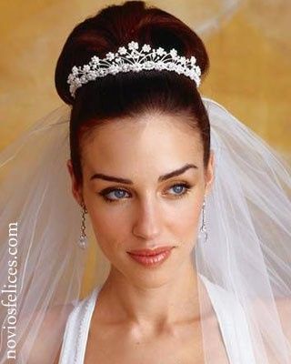 3. Tiara para moño alto