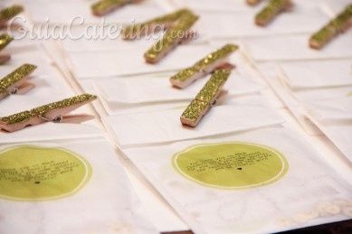 Algunos detalles, un poco de pegamento, pintura o purpurina... Pueden cerrar con broche de oro algun