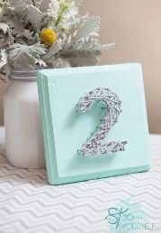 Un poco de ingenio, un molde y unos clavitos y tenemos un numerador DIY super original!!