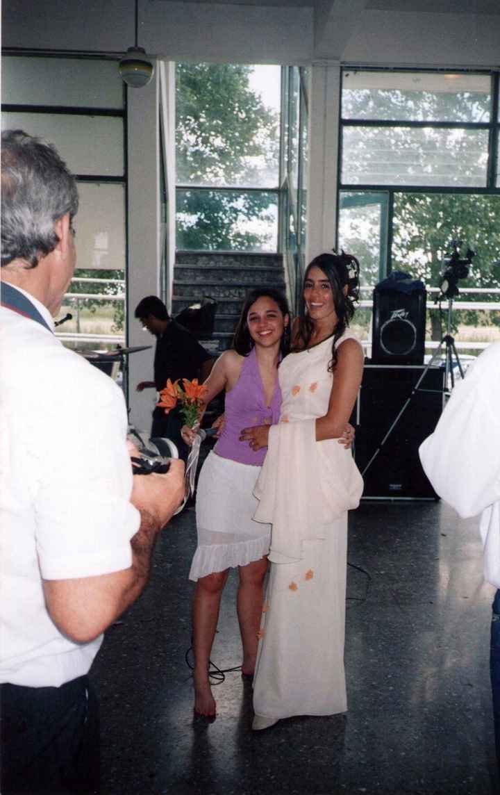 Mi madrina y yo hace 11 años atrás cuando me dio su ramo de novia