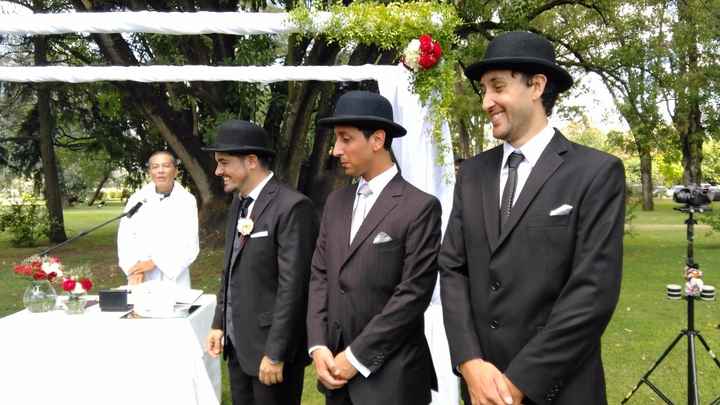 Mi marido + mi hno. (el padrino) + el testigo