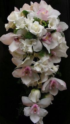 2. Orquídeas blancas y rosa (con otras flores blancas)