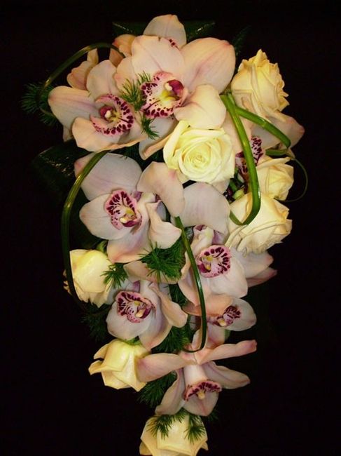 1. Ramo en cascada con orquídeas, rosas blancas y detalles en verde.