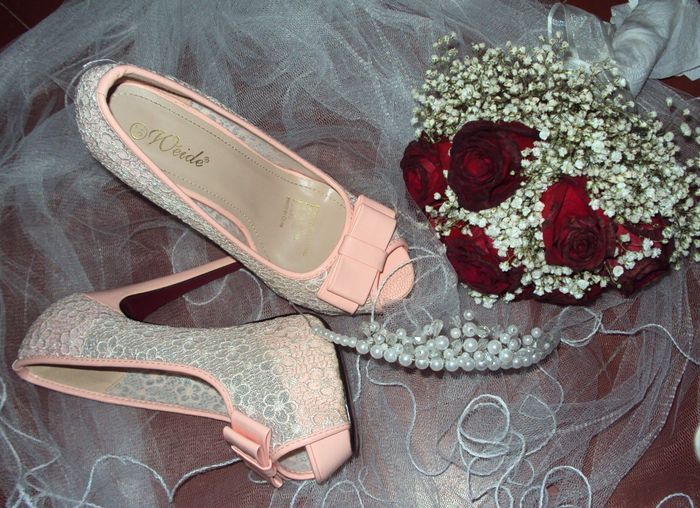 mis zapatos, tiara y ramo de novia