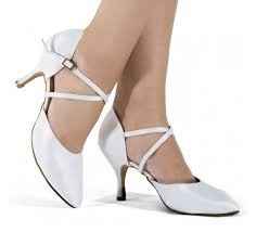 A. Zapatos taco bajo, blanco, de danza. 